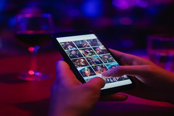 স্মার্টফোন হাতে থাকা একজন ব্যবহারকারী স্বাচ্ছন্দ্যে ডিজিটাল প্ল্যাটফর্ম ব্যবহার করছেন